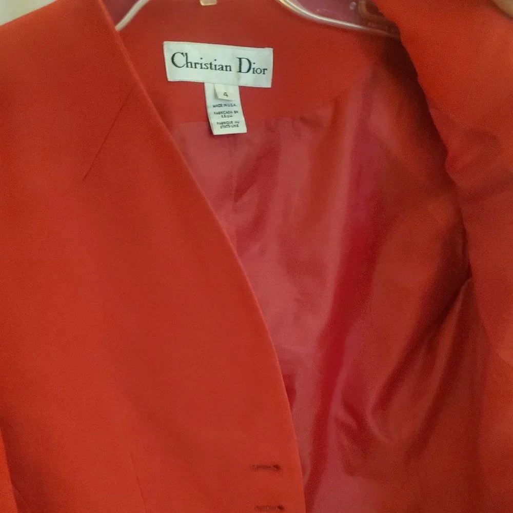 Dior red button